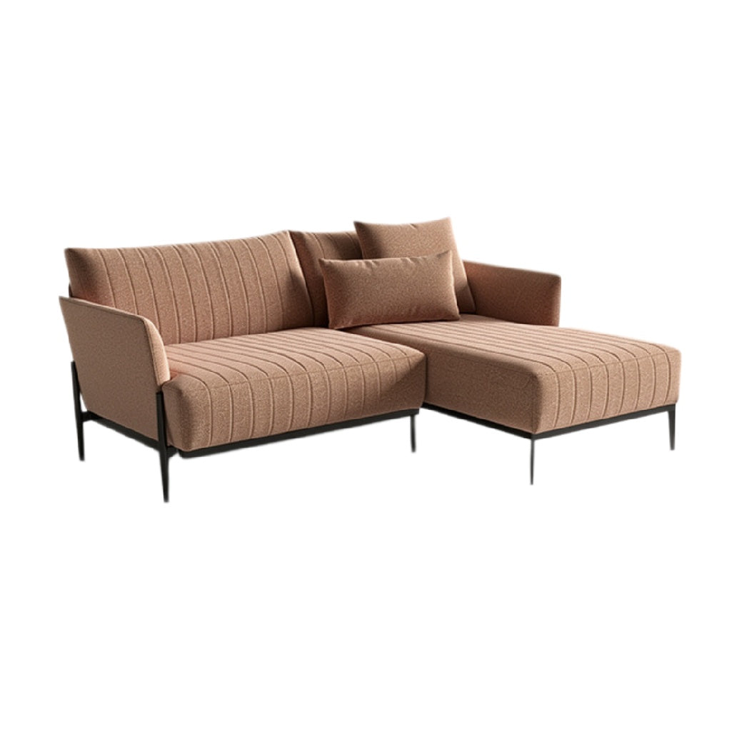 Sofa w stylu skandynawskim z chaise longue i poduszkami.